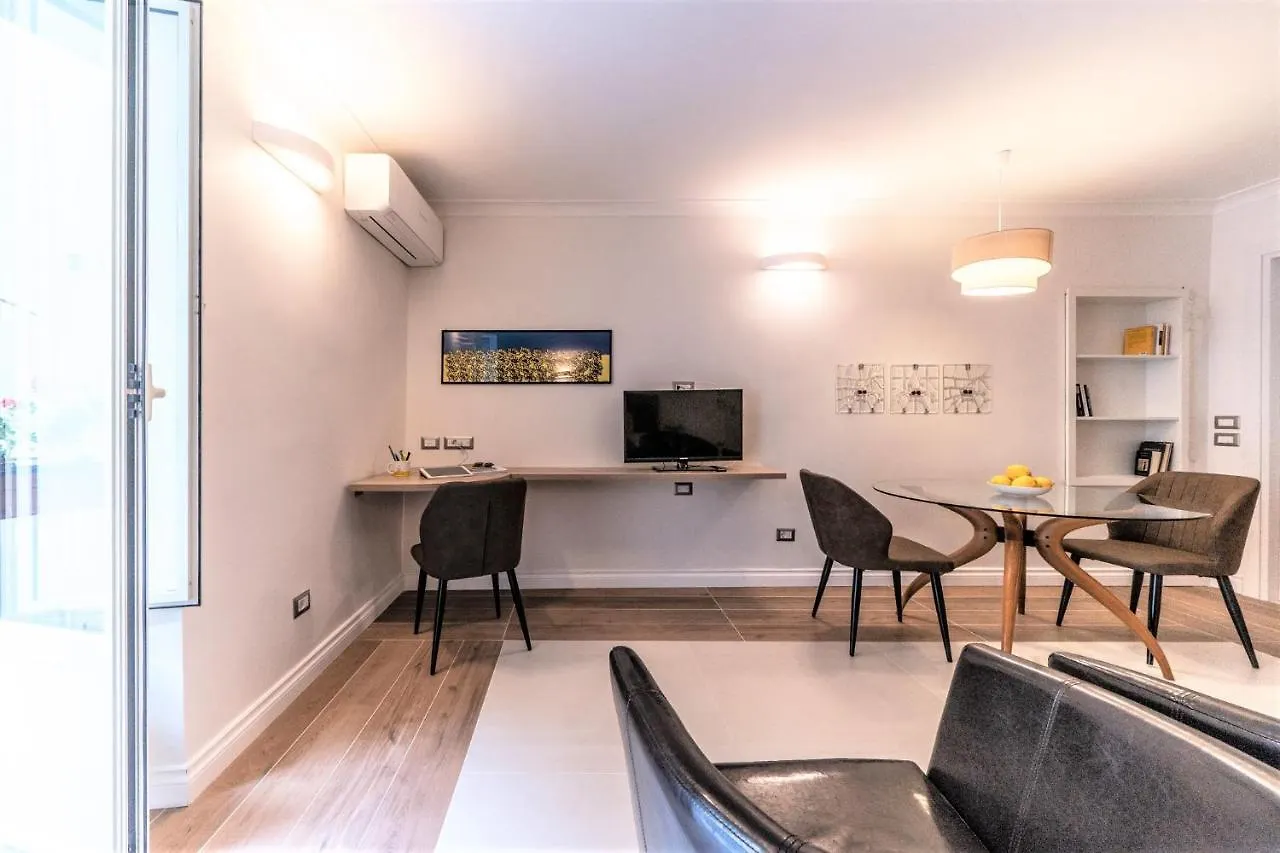 Real Chiaia Apartment Naples